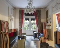 Vue du lobby de l’hôtel 4 étoiles Regent’s Garden à Paris