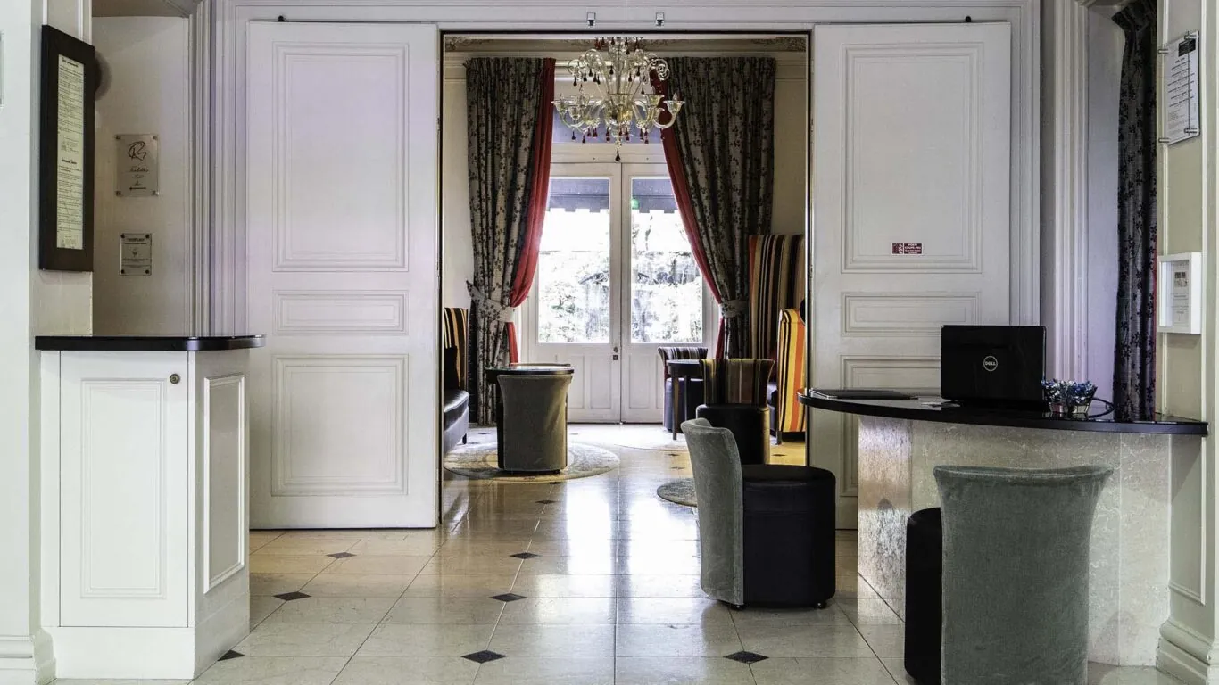 Vue de la réception de l’hôtel 4 étoiles Regent’s Garden à Paris