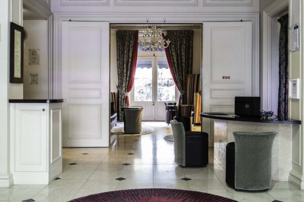 Vue de la réception de l’hôtel 4 étoiles Regent’s Garden à Paris