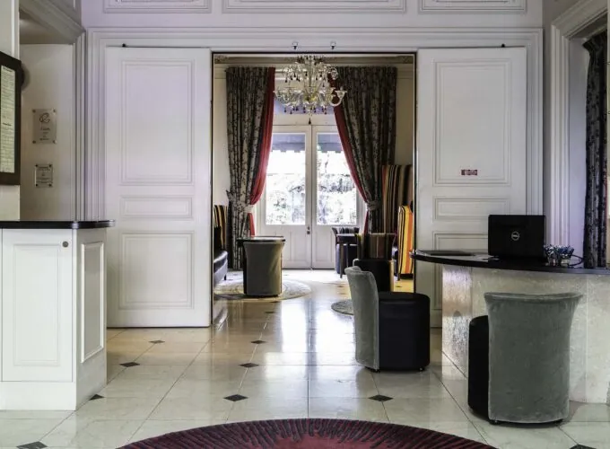 Vue de la réception de l’hôtel 4 étoiles Regent’s Garden à Paris