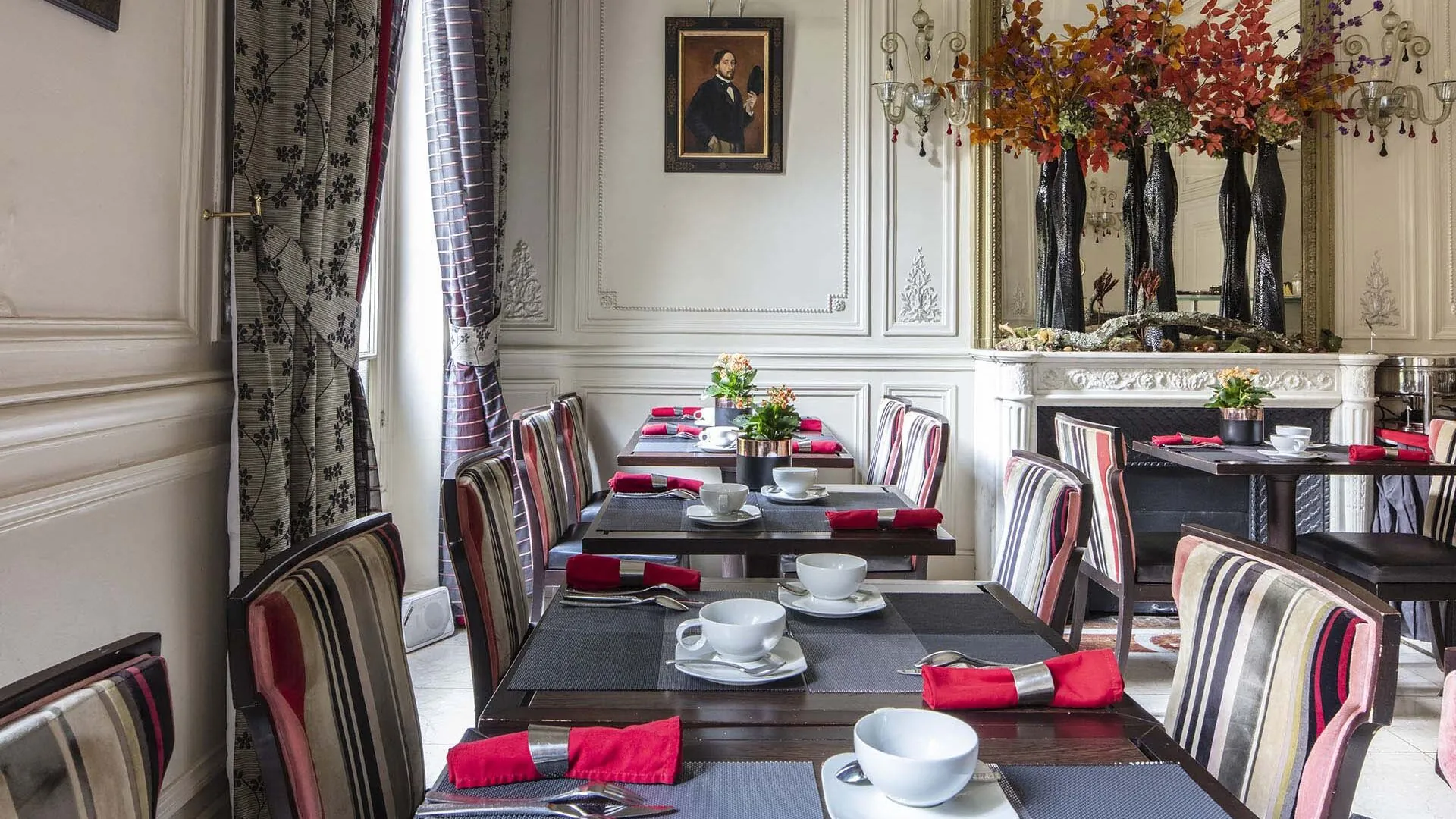 Vue de la salle de petit-déjeuner de l’hôtel 4 étoiles Regent’s Garden à Paris