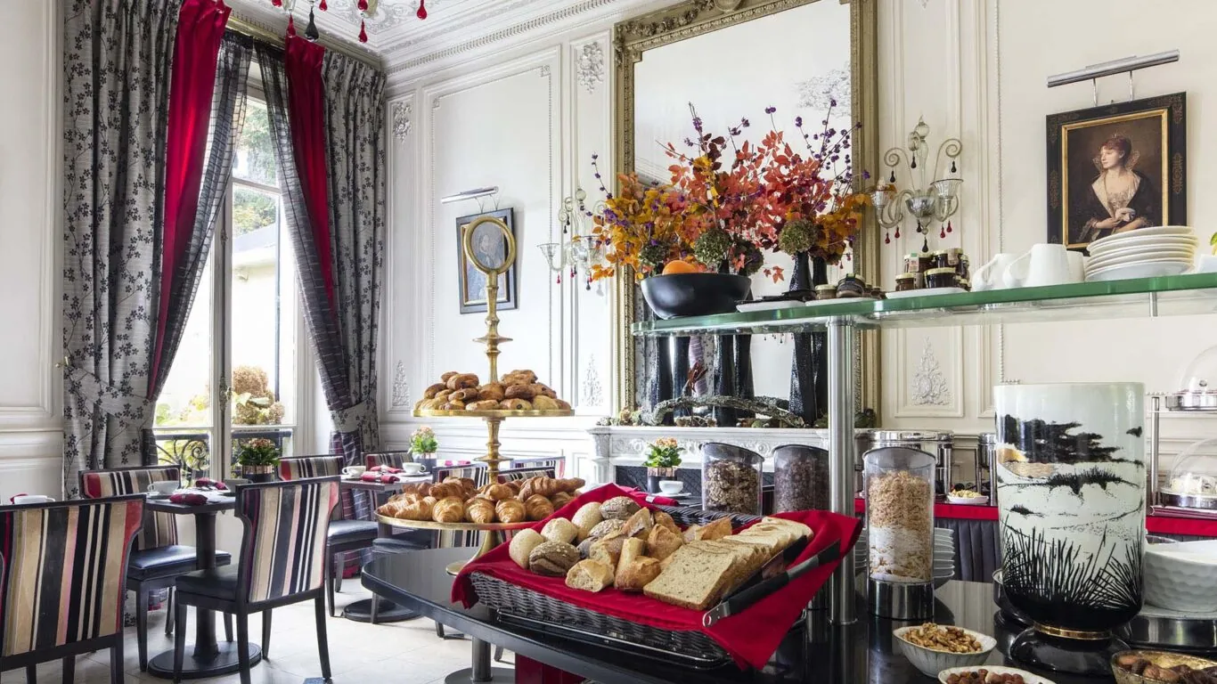 La salle de petit-déjeuner du Regent’s Garden est un espace accueillant où les clients peuvent profiter d’un délicieux buffet avec un large choix
