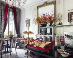 La salle de petit-déjeuner du Regent’s Garden est un espace accueillant où les clients peuvent profiter d’un délicieux buffet avec un large choix