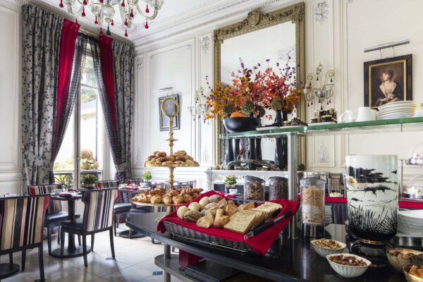 La salle de petit-déjeuner du Regent’s Garden est un espace accueillant où les clients peuvent profiter d’un délicieux buffet avec un large choix