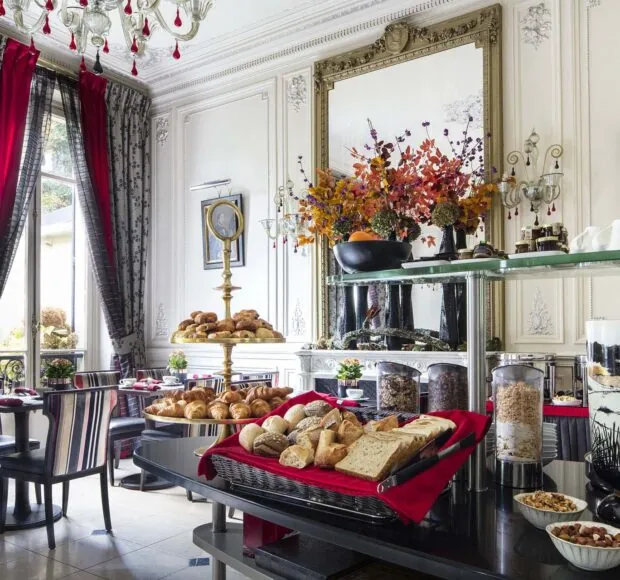 La salle de petit-déjeuner du Regent’s Garden est un espace accueillant où les clients peuvent profiter d’un délicieux buffet avec un large choix