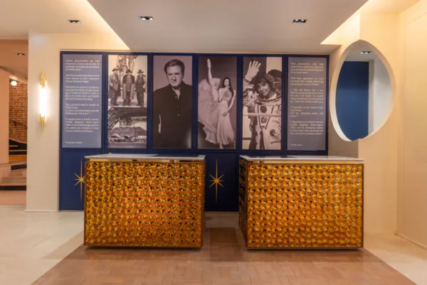 L’atmosphère de la réception de l’hôtel Astra Opéra se caractérise par son accueil chaleureux, son design moderne et son service personnalisé.