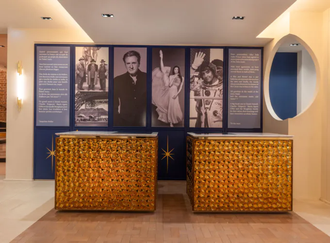 L’atmosphère de la réception de l’hôtel Astra Opéra se caractérise par son accueil chaleureux, son design moderne et son service personnalisé.
