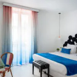Chambre Supérieure, idéale pour 1 ou 2 personnes, offrant une atmosphère élégante et un confort optimal pour un séjour paisible et raffiné.