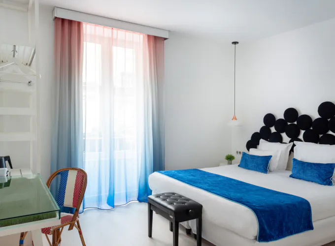 Chambre Supérieure, idéale pour 1 ou 2 personnes, offrant une atmosphère élégante et un confort optimal pour un séjour paisible et raffiné.