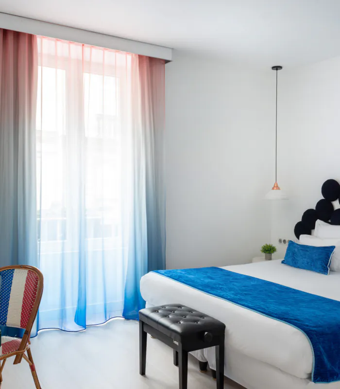 Chambre Supérieure, idéale pour 1 ou 2 personnes, offrant une atmosphère élégante et un confort optimal pour un séjour paisible et raffiné.