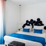 Chambre Supérieure, idéale pour 1 ou 2 personnes, offrant une atmosphère élégante et un confort optimal pour un séjour paisible et raffiné.