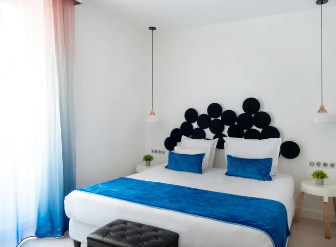 Chambre Supérieure, idéale pour 1 ou 2 personnes, offrant une atmosphère élégante et un confort optimal pour un séjour paisible et raffiné.