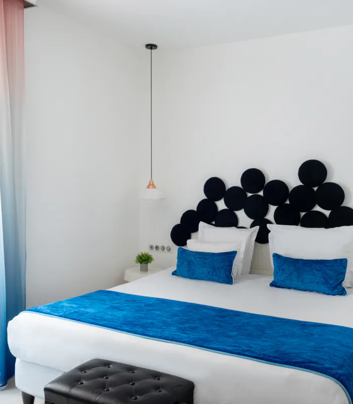 Chambre Supérieure, idéale pour 1 ou 2 personnes, offrant une atmosphère élégante et un confort optimal pour un séjour paisible et raffiné.