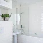 Salle de bain de la Chambre Double Supérieure à l’Hôtel 34B avec baignoire, douche et lavabo.