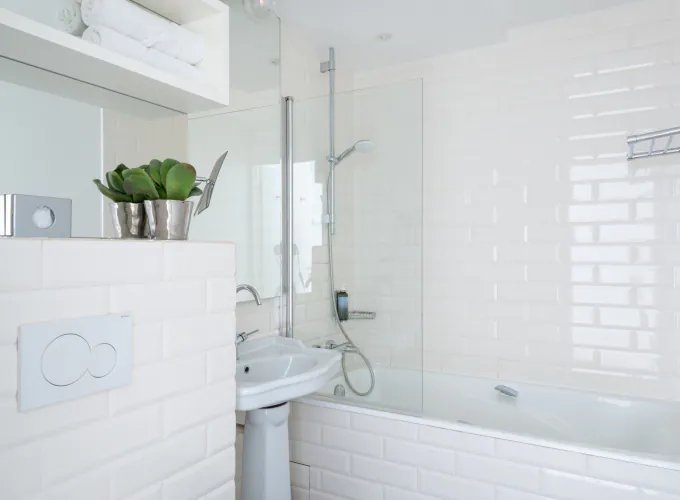 Salle de bain de la Chambre Double Supérieure à l’Hôtel 34B avec baignoire, douche et lavabo.