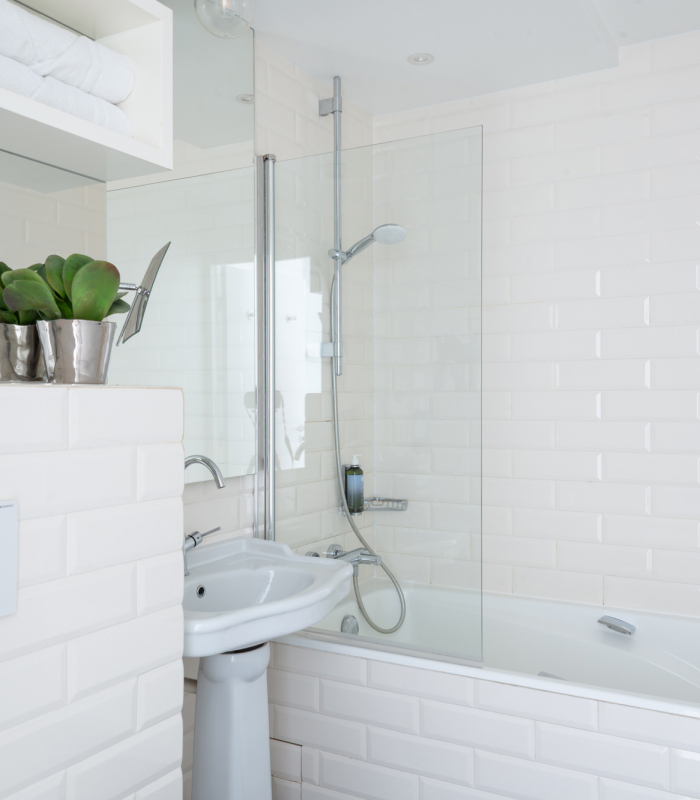 Salle de bain de la Chambre Double Supérieure à l’Hôtel 34B avec baignoire, douche et lavabo.