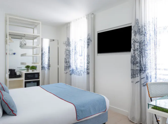 Chambre triple avec un lit et une télévision à l’Hôtel 34B
