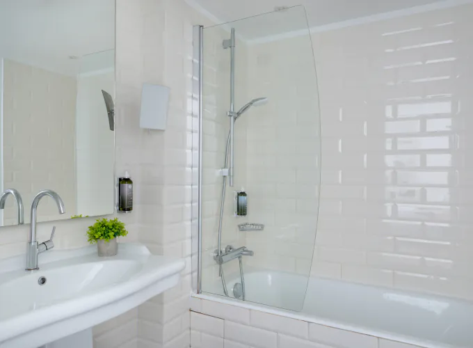 Salle de bain de la Chambre Triple à l’Hôtel 34B avec baignoire et lavabo.