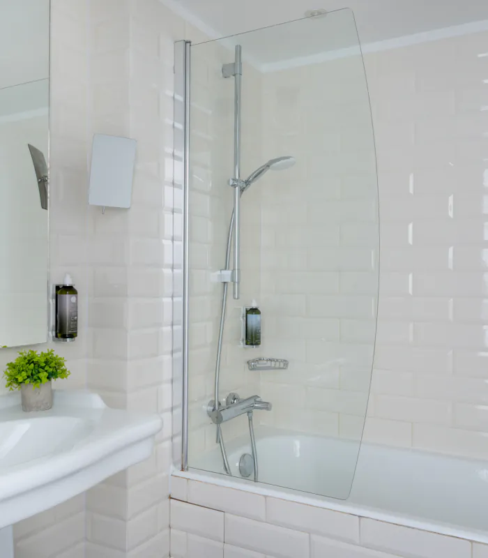 Salle de bain de la Chambre Triple à l’Hôtel 34B avec baignoire et lavabo.