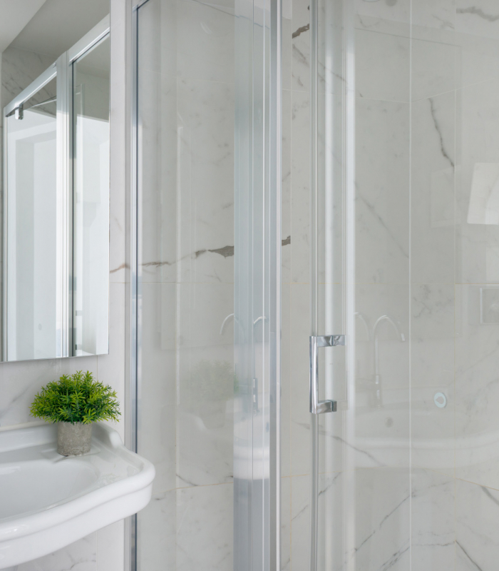 Salle de bain de la Chambre Triple à l’Hôtel 34B avec douche à l’italienne et lavabo.