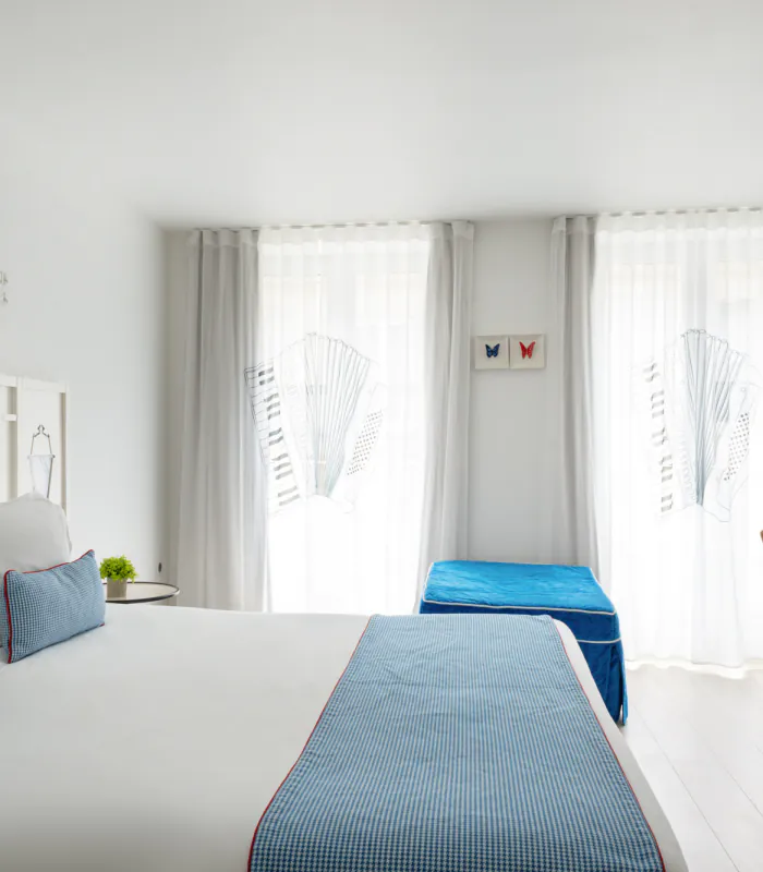 Chambre Privilège à l’Hôtel 34B avec literie confortable et décoration aux tons bleus et blancs.