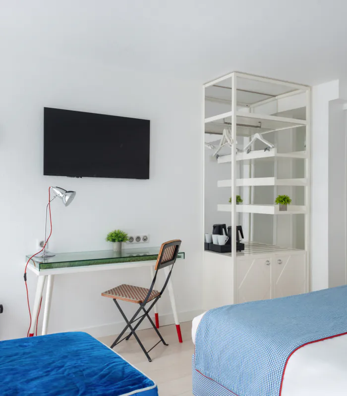 Chambre Privilège à l’Hôtel 34B avec literie confortable et décoration aux tons bleus et blancs.