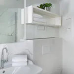 Salle de bain de la Chambre Privilège à l’Hôtel 34B avec douche et lavabo.