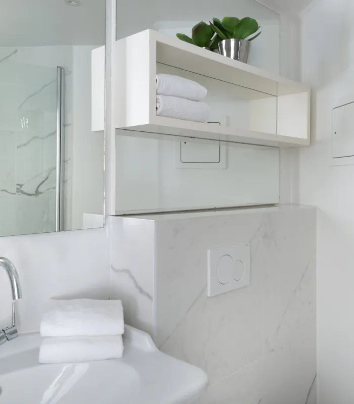 Salle de bain de la Chambre Privilège à l’Hôtel 34B avec douche et lavabo.
