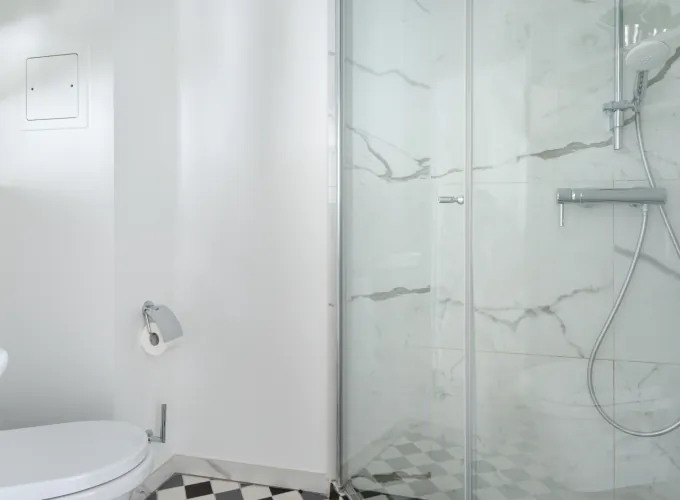 Salle de bain de la Chambre Privilège à l’Hôtel 34B avec douche et lavabo.