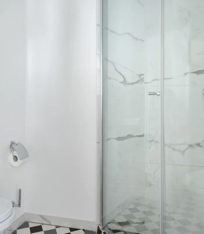 Salle de bain de la Chambre Privilège à l’Hôtel 34B avec douche et lavabo.