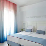 Chambre Duplex avec un lit et une citation sur le mur à l’Hôtel 34B