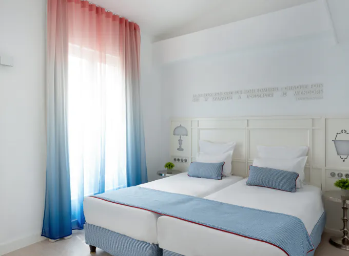 Chambre Duplex avec un lit et une citation sur le mur à l’Hôtel 34B