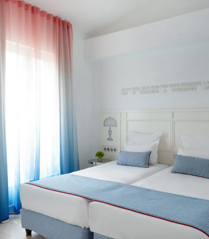 Chambre Duplex avec un lit et une citation sur le mur à l’Hôtel 34B