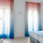 Chambre Duplex avec un lit et une citation sur le mur à l’Hôtel 34B