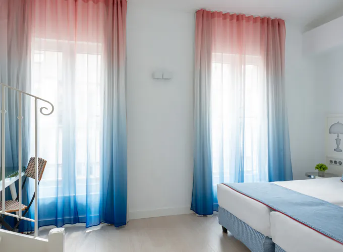 Chambre Duplex avec un lit et une citation sur le mur à l’Hôtel 34B