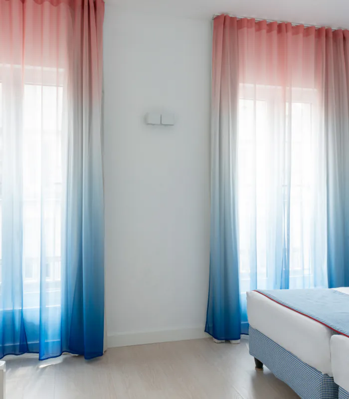 Chambre Duplex avec un lit et une citation sur le mur à l’Hôtel 34B