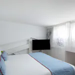 Chambre Duplex avec un lit et une télévision à l’Hôtel 34B