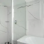 Chambre Duplex avec un lit et une télévision à l’Hôtel 34B