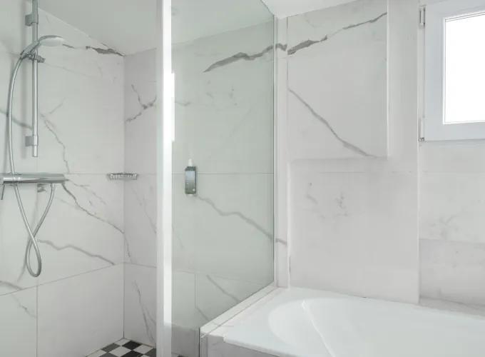Chambre Duplex avec un lit et une télévision à l’Hôtel 34B