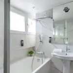 Chambre Duplex avec un lit et une télévision à l’Hôtel 34B