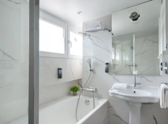 Chambre Duplex avec un lit et une télévision à l’Hôtel 34B