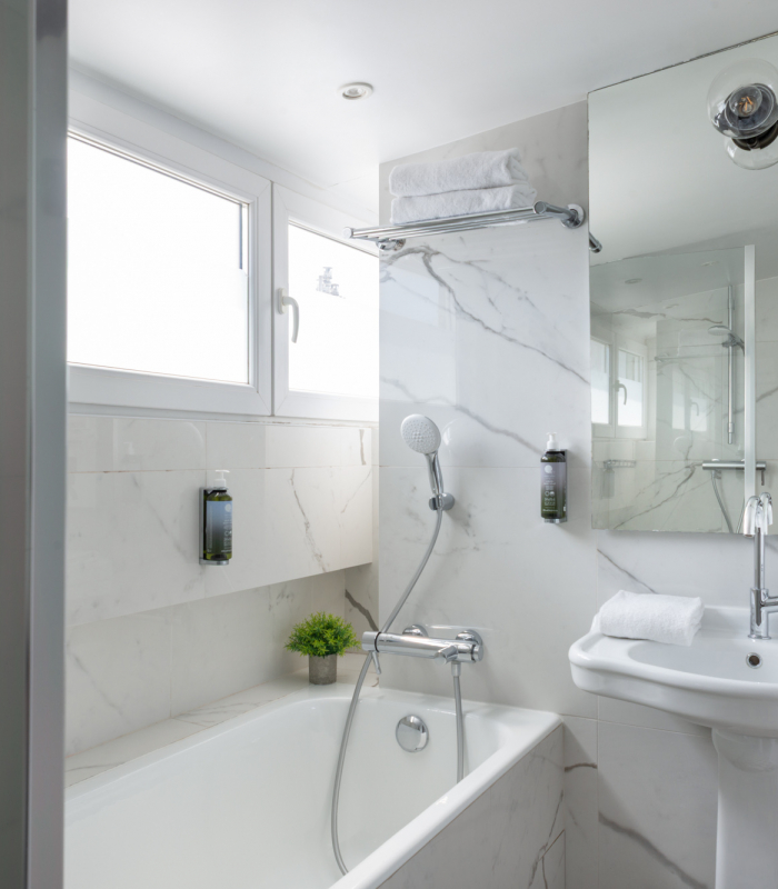 Chambre Duplex avec un lit et une télévision à l’Hôtel 34B
