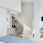 Chambre Duplex avec un escalier et une télévision à l’Hôtel 34B
