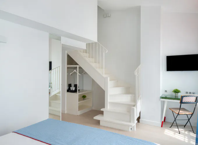 Chambre Duplex avec un escalier et une télévision à l’Hôtel 34B