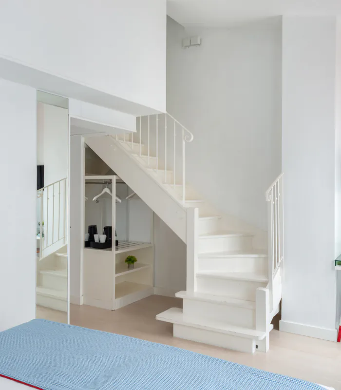 Chambre Duplex avec un escalier et une télévision à l’Hôtel 34B