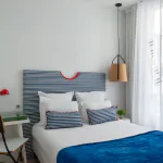 Chambre Single avec une tête de lit à rayures bleues et blanches à l’Hôtel 34B