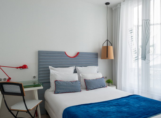 Chambre Single avec une tête de lit à rayures bleues et blanches à l’Hôtel 34B