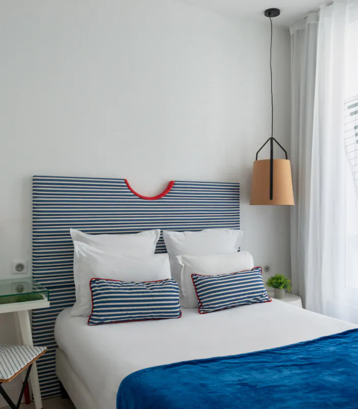 Chambre Single avec une tête de lit à rayures bleues et blanches à l’Hôtel 34B