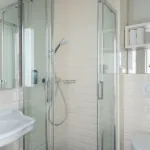Chambre Single avec salle de bain comprenant un lavabo, des toilettes et une cabine de douche à l’Hôtel 34B