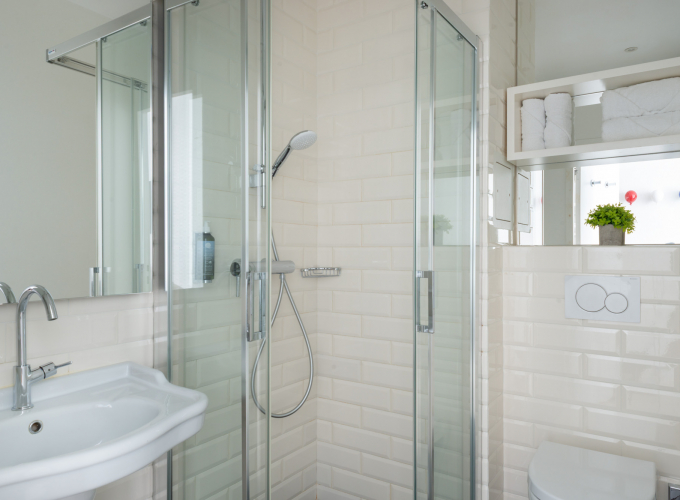 Chambre Single avec salle de bain comprenant un lavabo, des toilettes et une cabine de douche à l’Hôtel 34B